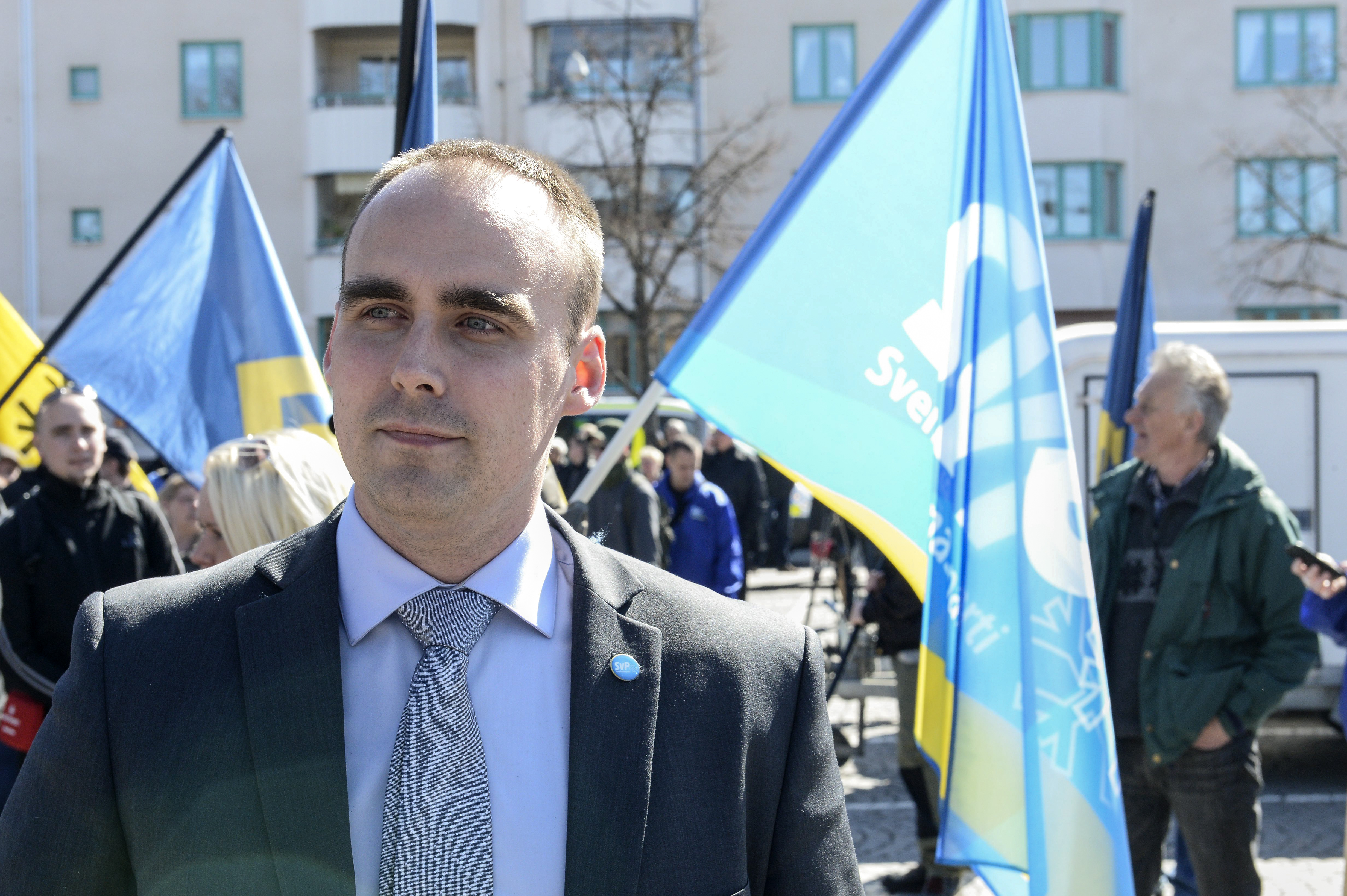 Nazismen lever fortfarande i världen och Sverige. Här är partiledaren för Svenskarnas parti Stefan Jacobsson. Nazismen lever fortfarande i världen och Sverige. Här är partiledaren för Svenskarnas parti Stefan Jacobsson.